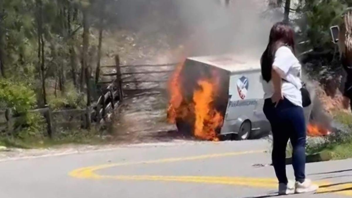Incendio de camión de valores en carretera a Surutato: custodios a salvo tras posible cortocircuito